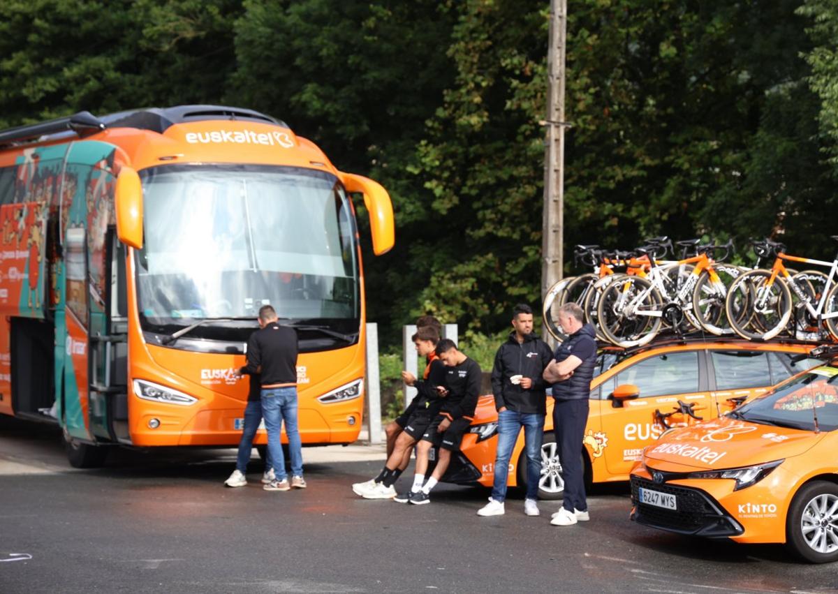 Imagen secundaria 1 - El autobús, la segunda casa de los ciclistas